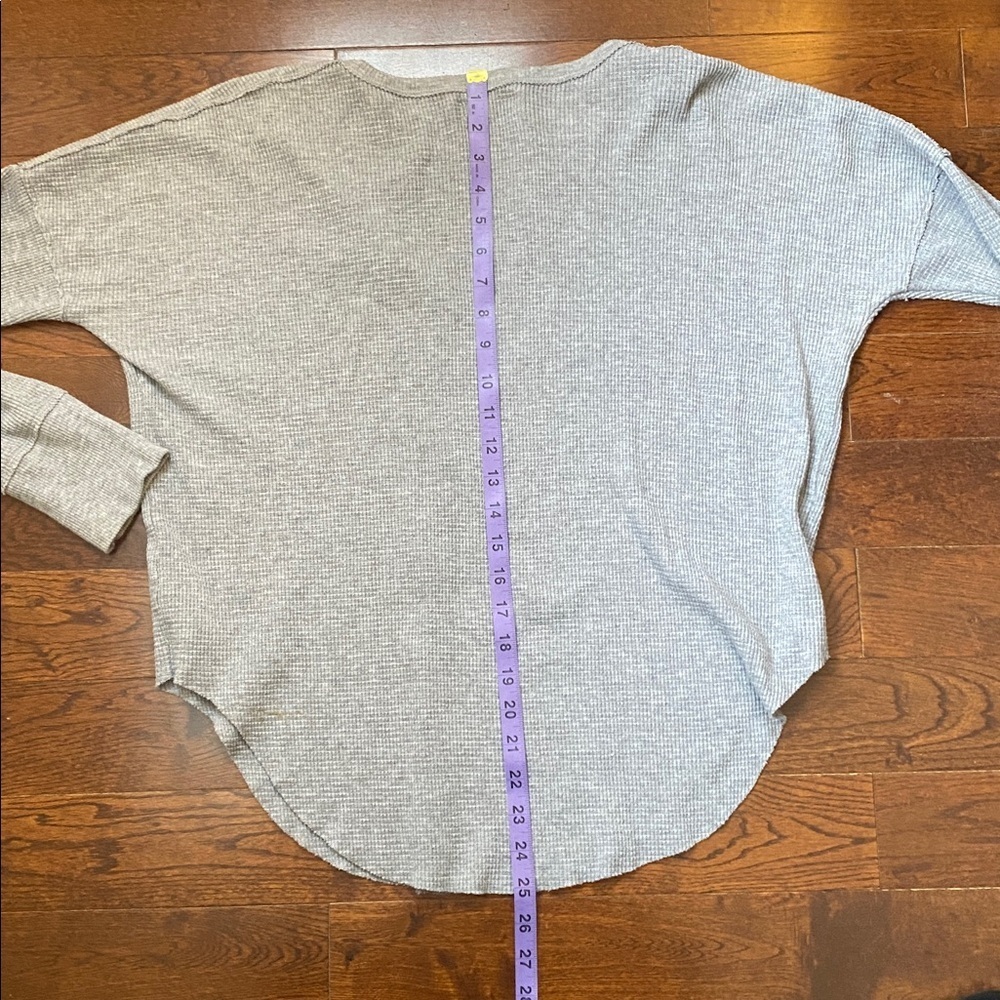 TNA Long Sleeve Waffle Knit Top Size Small Grey V-Neck Oversized Fit - Picture 8 of 11